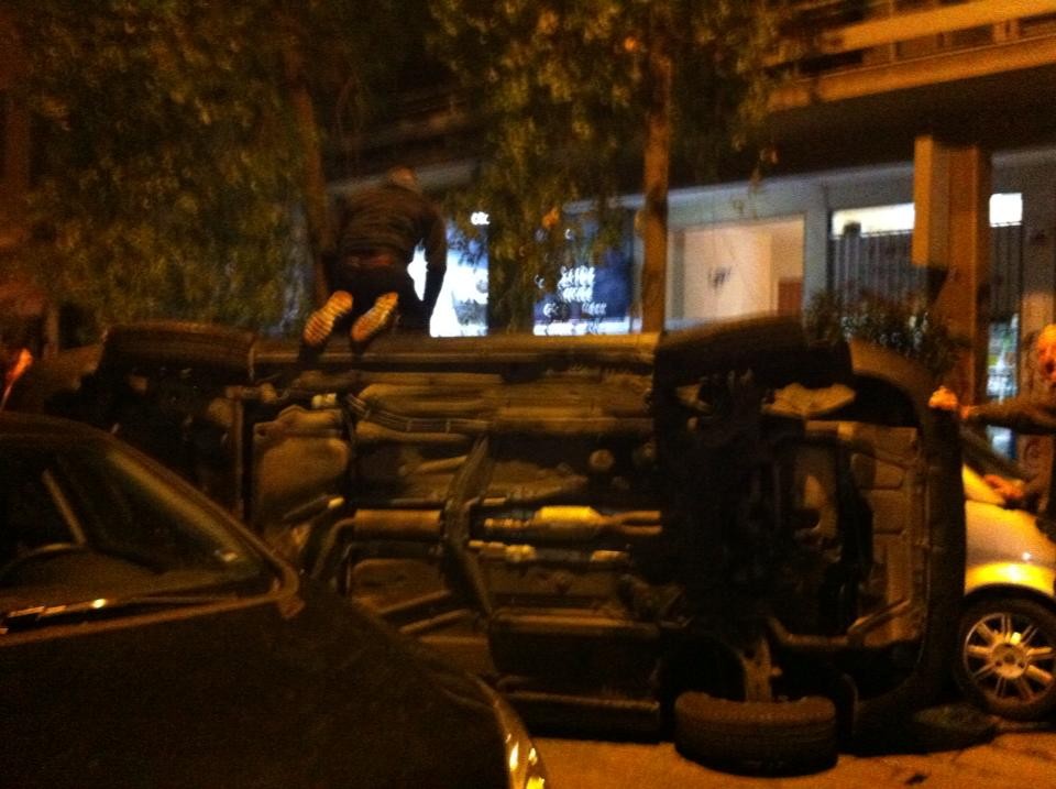 Περίεργη ανατροπή αυτοκινήτου στο κέντρο της Αθήνας
