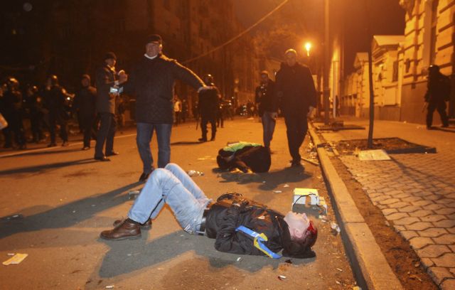 Συγκρούσεις και καταστολή στις μαζικές διαδηλώσεις στο Κίεβο