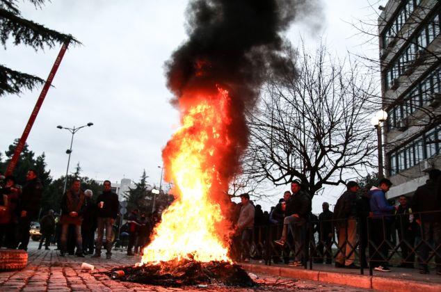 Αγρότες κρατούσαν επί ώρες εγκλωβισμένο τον υπουργό Αγροτικής Ανάπτυξης