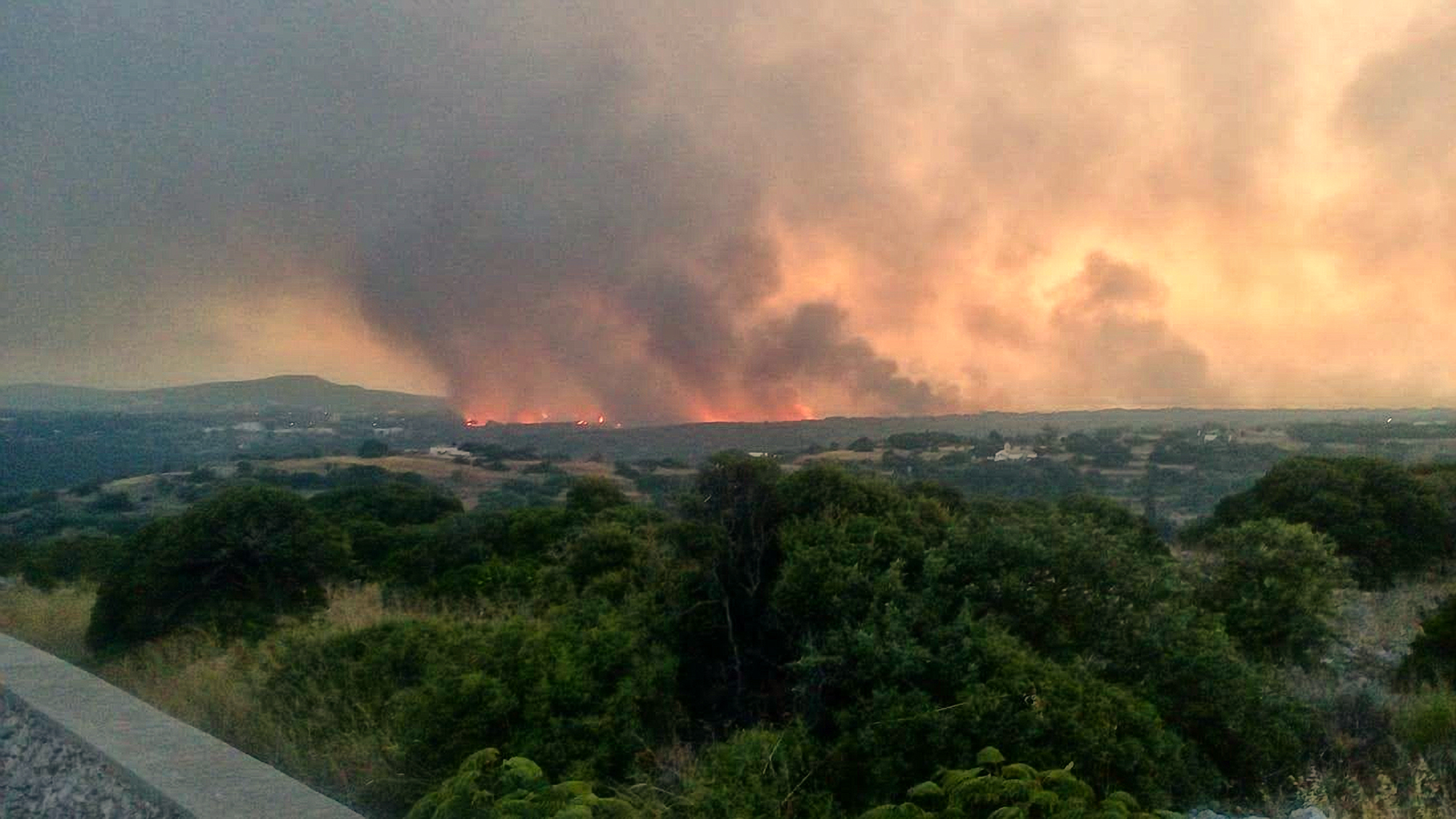 Μάχη με τις φλόγες δίνουν για τρίτη ημέρα οι πυροσβέστες στα Κύθηρα