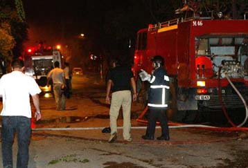 Μεγάλη πυρκαγιά κατέστρεψε το κεντρικό τμήμα του κέντρου Μύλος στη Θεσσαλονίκη