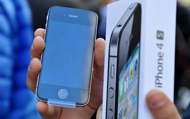 Τι στραγγίζει τη μπαταρία του iPhone 4S, ψάχνουν χρήστες και Apple