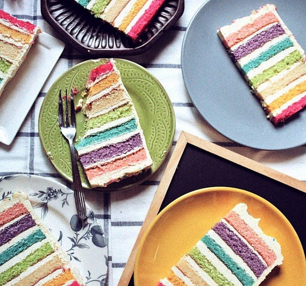 Цветные коржи внутри торта