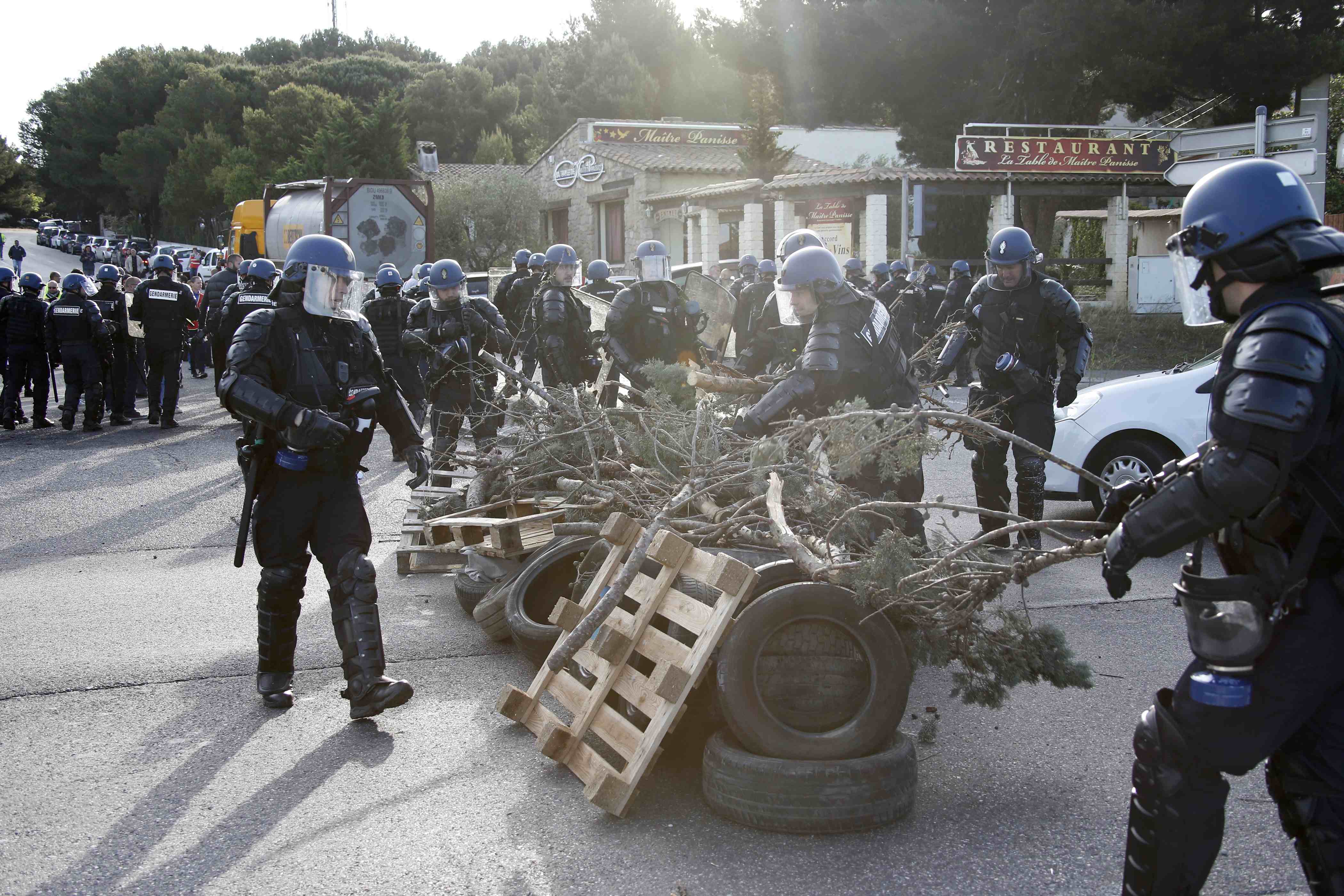 Γαλλία: Αποκλεισμός διυλιστηρίων, το νέο πεδίο μάχης για το νόμο στα εργασιακά