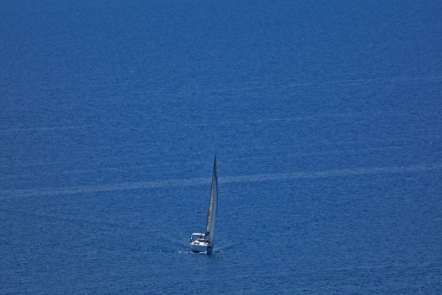 Πυρκαγιά σε ιστιοφόρο στην Αίγινα, σώοι οι δύο επιβάτες