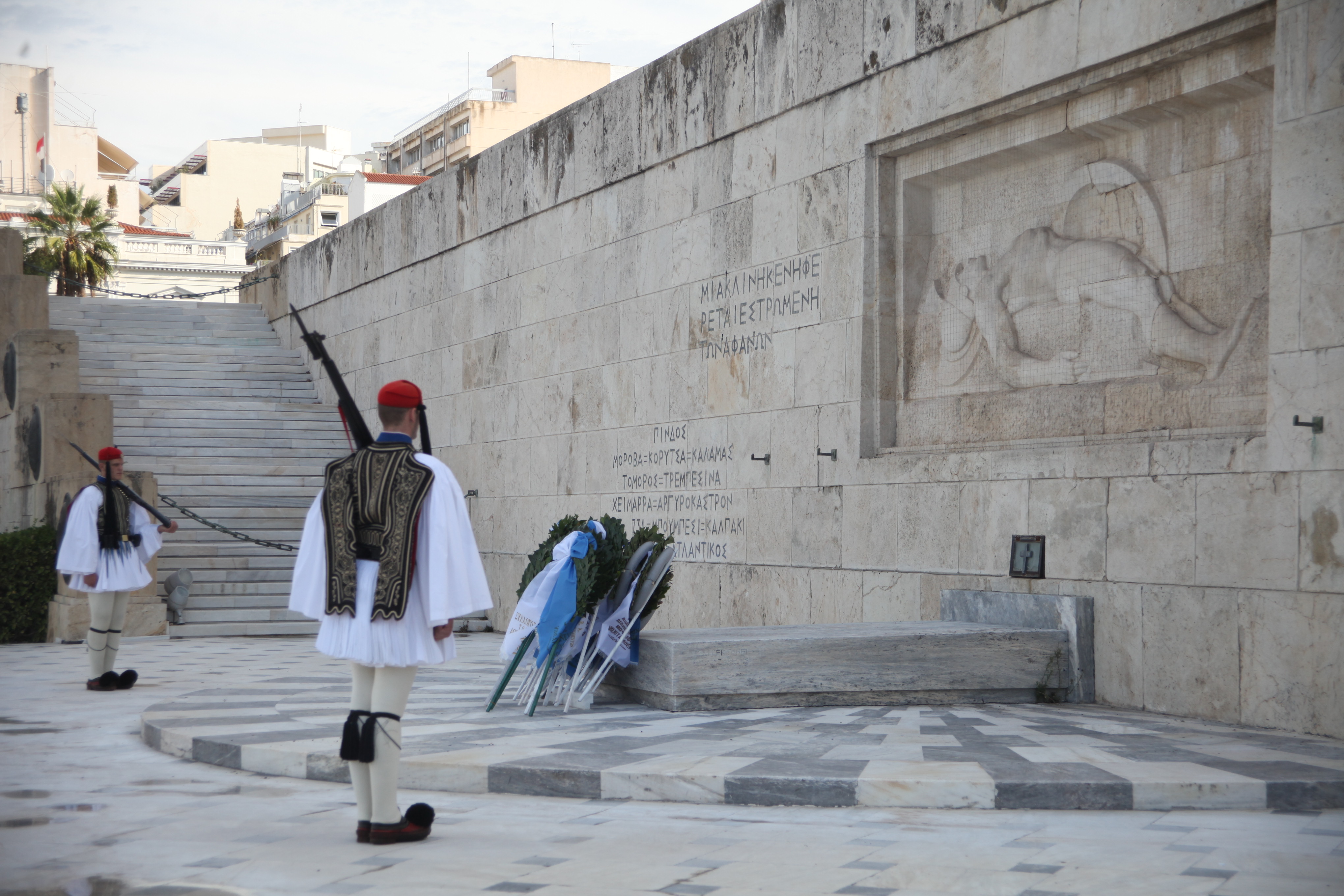 «Εγώ έριξα τη μολότοφ στο Μνημείο του Αγνώστου Στρατιώτη» υποστηρίζει 25χρονος