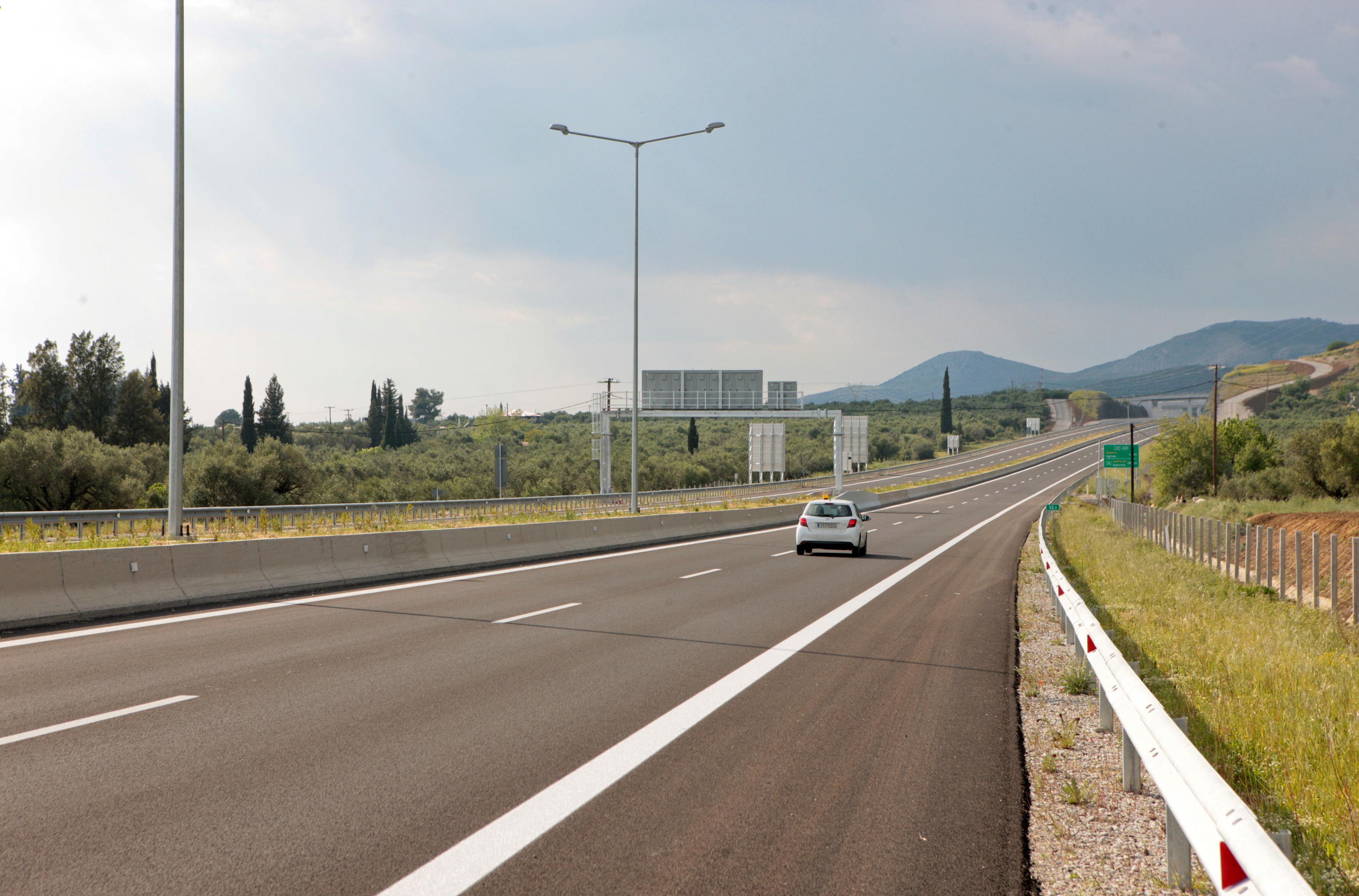 Μεσολόγγι: Συνελήφθησαν τέσσερα άτομα επειδή πέταγαν πέτρες σε φορτηγά