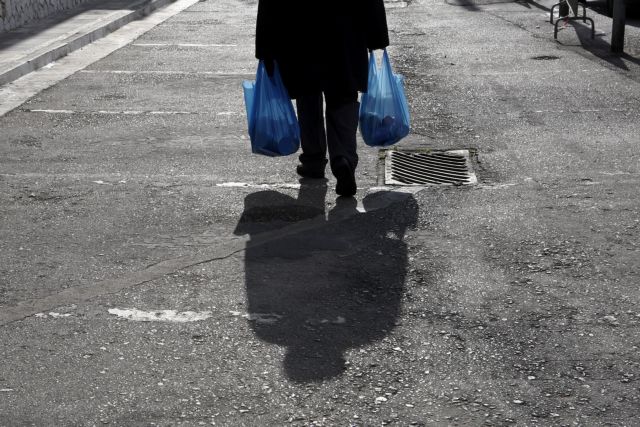 Φτωχοποίηση των Ελλήνων από μειώσεις συντάξεων και φόρους