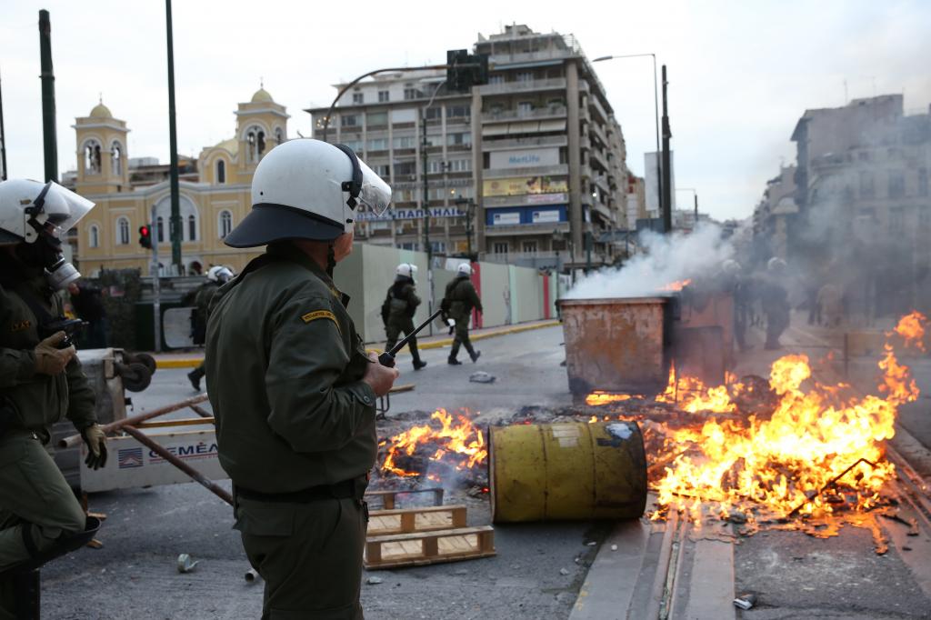 Απρόκλητη επίθεση των ΜΑΤ κατά οπαδών του Ολυμπιακού