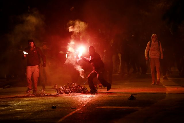 «Βροχή» από μολότοφ κατά ΜΑΤ στο κέντρο της Αθήνας