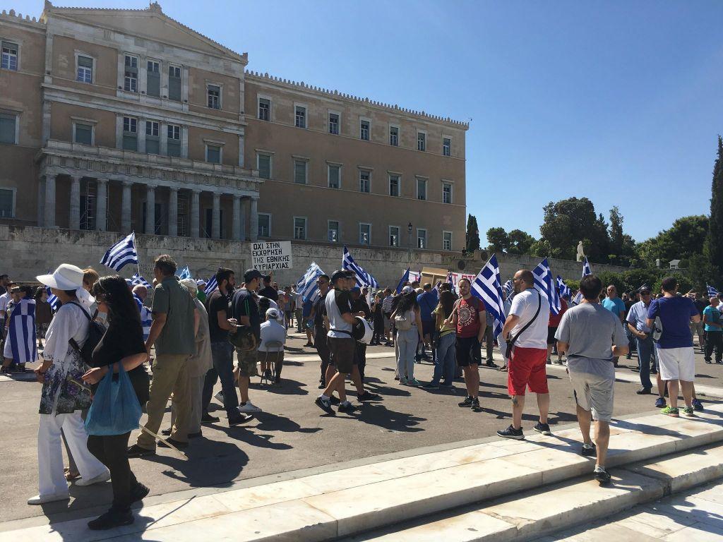 Σε εξέλιξη η συγκέντρωση για τη Μακεδονία στο Σύνταγμα [Εικόνες]