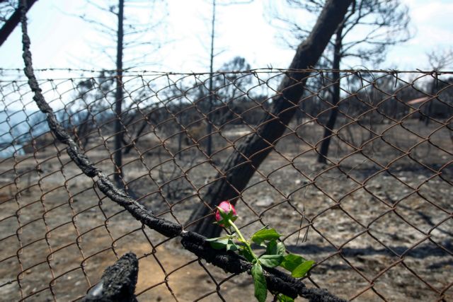 Μάτι: Μηνύματα και λουλούδια στη μνήμη των θυμάτων