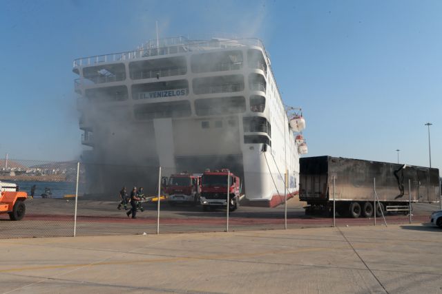 Πυκνός καπνός «πνίγει» ακόμα το «Ελ. Βενιζέλος» – Πλημμύρισαν οχήματα