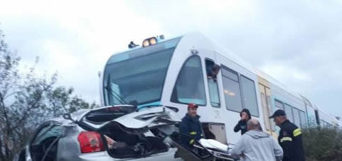Λαμία: Μια νεκρή και δύο τραυματίες σε σύγκρουση τρένου-ΙΧ [Εικόνες]