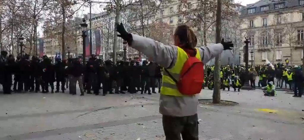 Γάλλοι αστυνομικοί πυροβολούν με πλαστικές σφαίρες διαδηλωτή