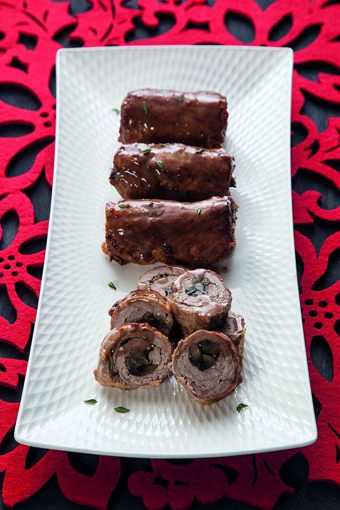Μοσχαρίσια ρολά γεμιστά με μανιτάρια και σάλτσα μαυροδάφνης | in.gr