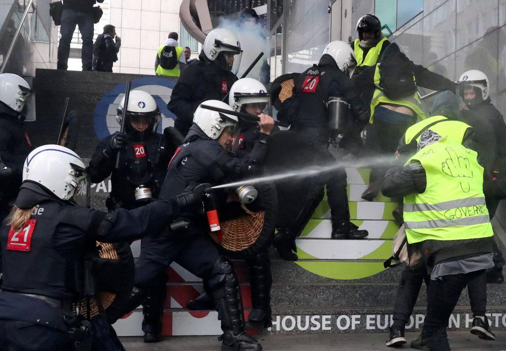 Βρυξέλλες: Η αστυνομία κράτησε για ώρες διαδηλωτές μέσα σε στάβλους για άλογα