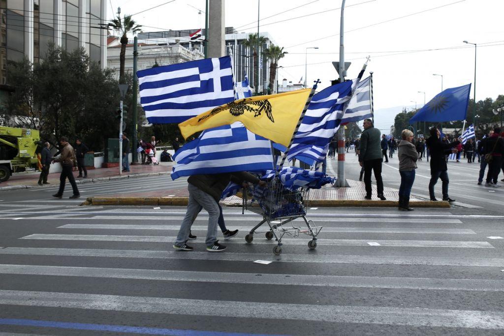 Στο Σύνταγμα οι πρώτοι διαδηλωτές για το συλλαλητήριο για τη Μακεδονία