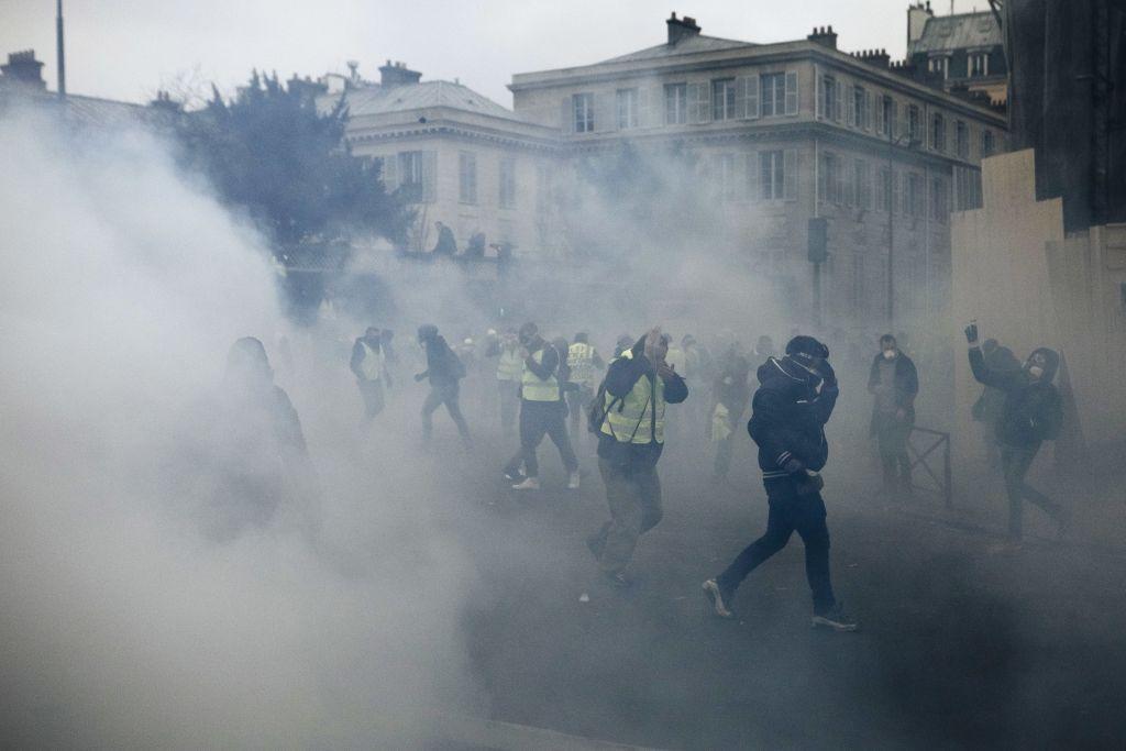 Τεταμένη κατάσταση στο Παρίσι – Νέες συγκρούσεις κίτρινων γιλέκων και αστυνομίας