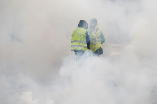 Για ένατο Σάββατο στους δρόμους τα «κίτρινα γιλέκα»