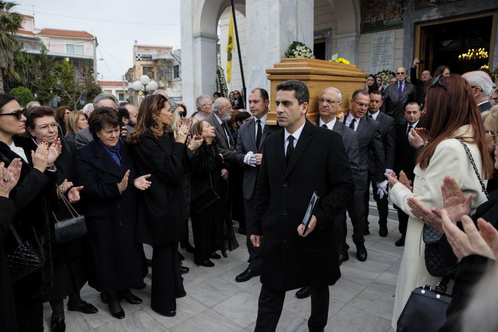 Πλήθος κόσμου στο τελευταίο αντίο στη Νίκη Γουλανδρή [Εικόνες]