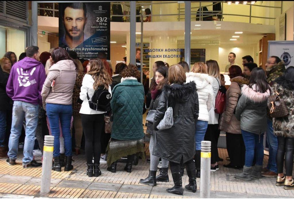 Απίστευτο: Κάνουν ουρές μέσα στο κρύο για το βιβλίο του «Ντάνου»