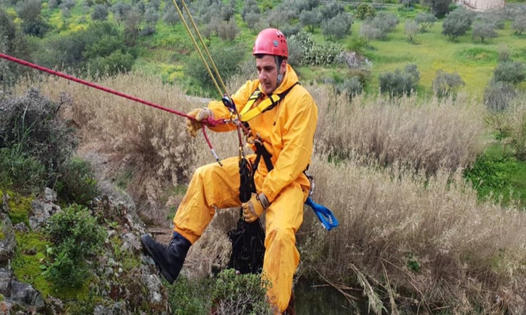 Επιχείρηση της ΕΜΑΚ σε γκρεμό 20 μέτρων για τη διάσωση εριφίου