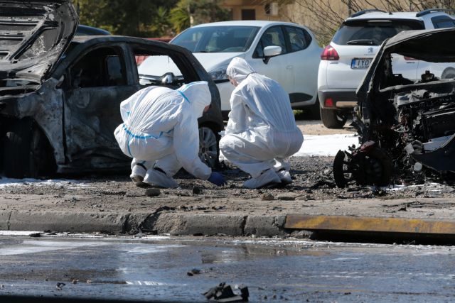 Έκρηξη στη Γλυφάδα: Βρέθηκαν υπολείμματα εκρηκτικού μηχανισμού – Πού στρέφονται οι Αρχές