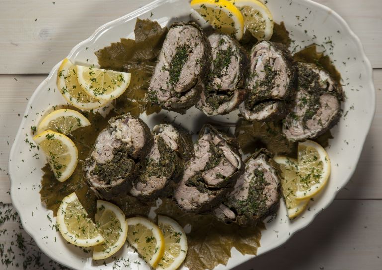 Αρνί ρολό γεμιστό με σπανάκι και αρωματικά βότανα, σε αμπελόφυλλα | in.gr