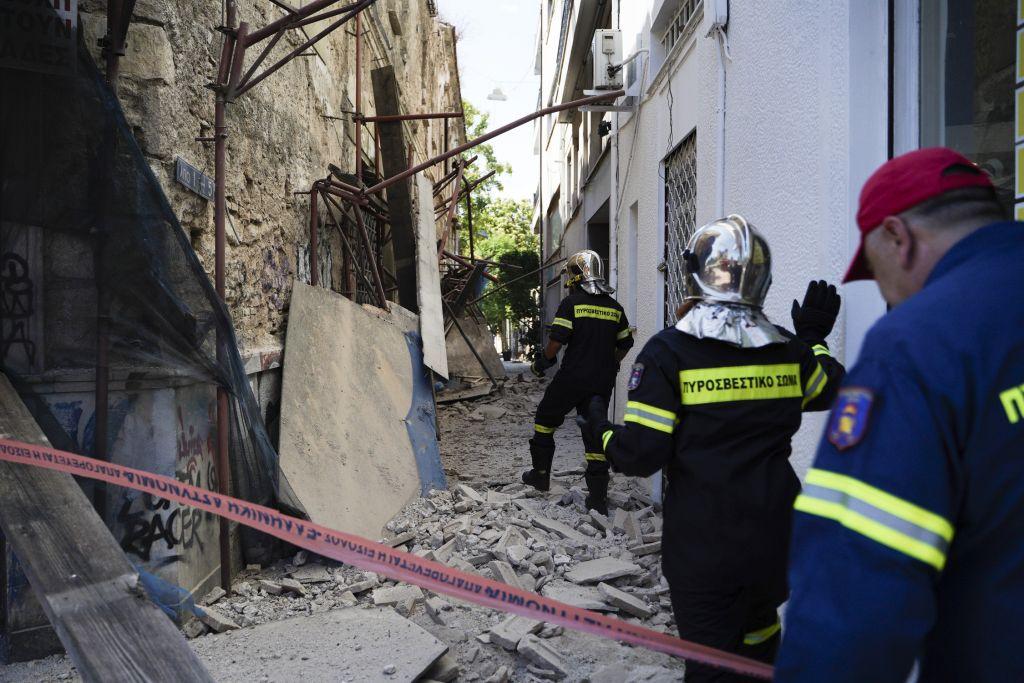 Συνεχίζονται οι έλεγχοι από το σεισμό – Ζημιές σε 15 κτίρια της Αθήνας