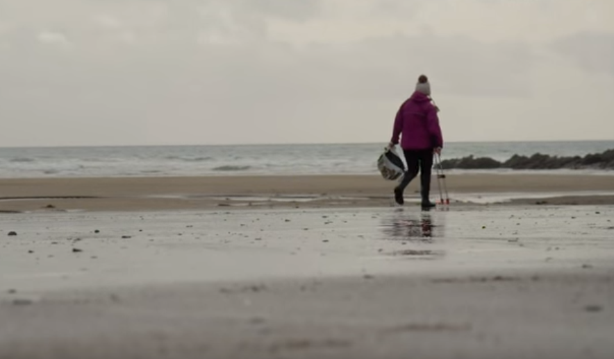 Η απίθανη 70χρονη που καθάρισε μόνη της… 52 παραλίες