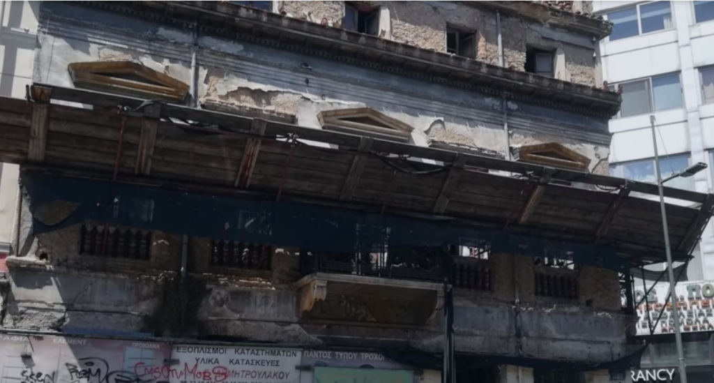 Σεισμός: Η στιγμή που καταρρέει κτίριο στην Ερμού