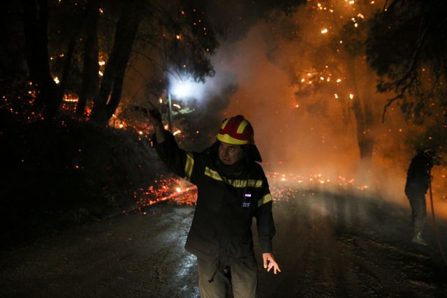 Ανεξέλεγκτη η φωτιά στην Εύβοια: Το σχέδιο νυχτερινής δράσης της Πυροσβεστικής