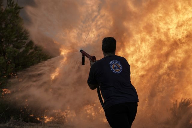 Στις φλόγες η Εύβοια, απειλούνται χωριά – Πύρινα μέτωπα σε Θήβα, Άρτα, Θάσο, Ιωάννινα
