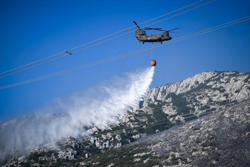 Πυρκαγιά στον Υμηττό – Καταγγελίες για έκρηξη και ταυτόχρονες εστίες στην Παιανία