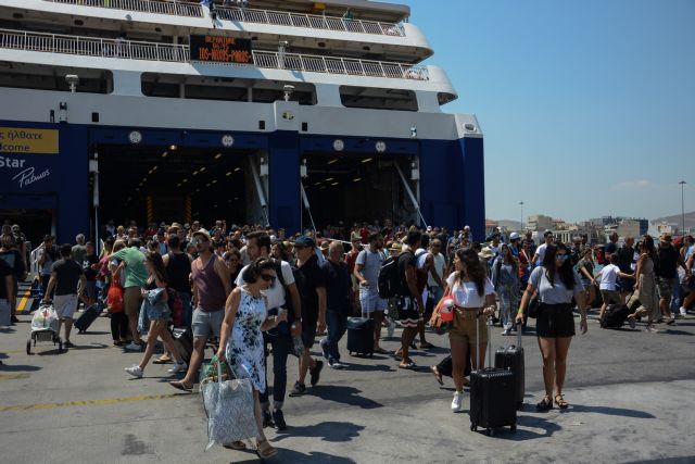 «Βουλιάζει» το λιμάνι του Πειραιά – Αδειάζει η Αθήνα
