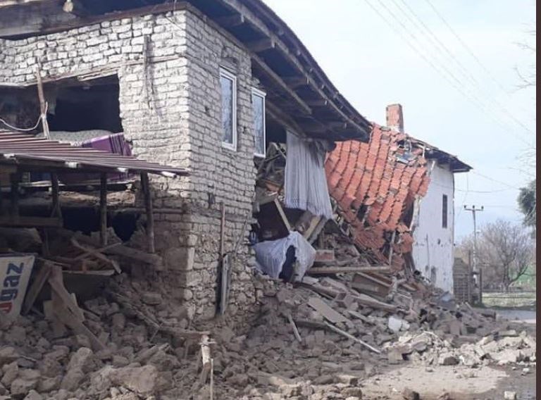 Σεισμός στην Τουρκία: Σοκαριστικές εικόνες & βίντεο από τα συντρίμμια