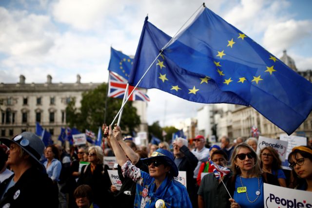 Βρετανία: Τρία χρόνια θα μπορούν να μείνουν οι Ευρωπαίοι σε περίπτωση άτακτου Brexit