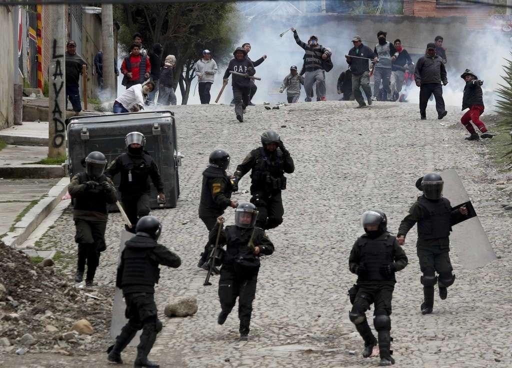 Κρίσιμες ώρες στη Βολιβία : Σε «εμφύλιο πόλεμο» καλούν οι υποστηρικτές του Μοράλες – Επεμβαίνει ο στρατός
