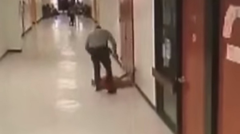 Σοκαριστικό βίντεο – Σχολικός φύλακας επιτίθεται βίαια σε 11χρονο