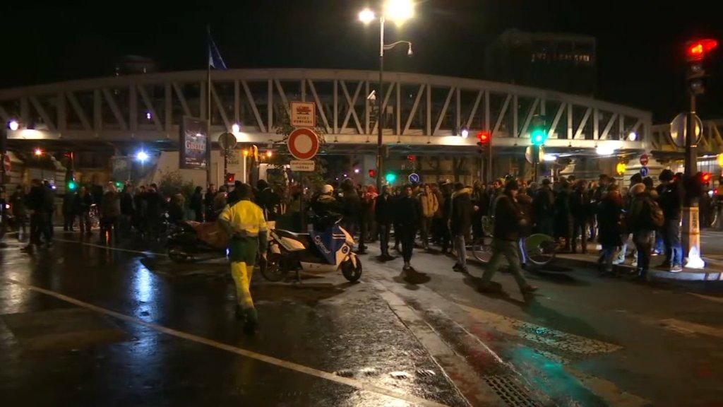 Σκηνές χάους στη Γαλλία: Διαδηλωτές επιχείρησαν να «λιντσάρουν» τον Μακρόν – Φυγαδεύτηκε από θέατρο