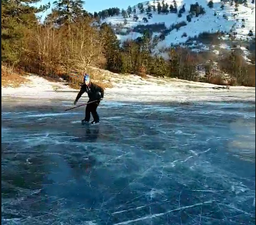 Το απόλυτο viral: Έπαιξαν χόκεϊ πάνω στην παγωμένη λίμνη στα Γρεβενά