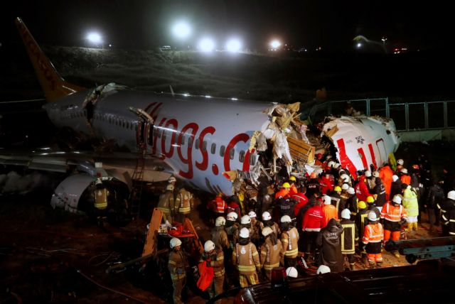 Boeing 737: «Τράβηξα τον άνδρα μου από τα συντρίμμια» - Επιβάτες περιγράφουν την στιγμή του αεροπορικού δυστυχήματος