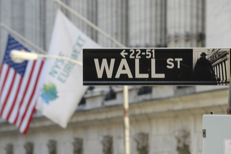 Οι φόβοι για τον κοροναϊό βύθισαν τη Wall Street