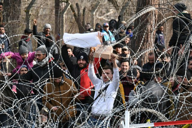 Δίχως τέλος το ανθρωπιστικό δράμα στα σύνορα – Η ώρα της Ευρώπης απέναντι στις απειλές Ερντογάν
