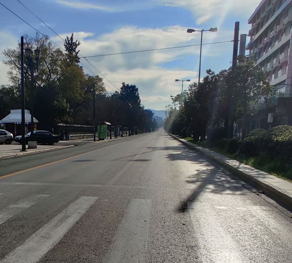 Κοροναϊός : Άδειοι οι δρόμοι της Αθήνας το πρωί της Κυριακής
