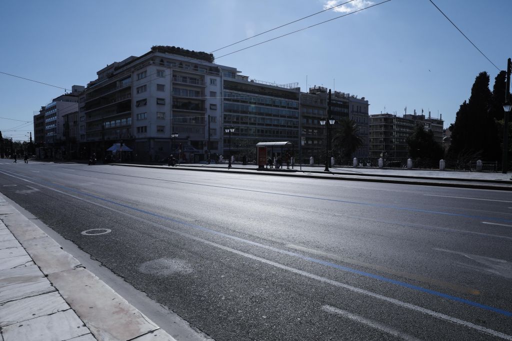 Κοροναϊός : Πόλη - φάντασμα η Αθήνα μετά τις προειδοποιήσεις για απαγόρευση κυκλοφορίας