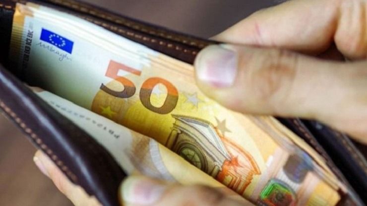Κοροναϊός : Ξεκινά σήμερα η καταβολή των 800 ευρώ