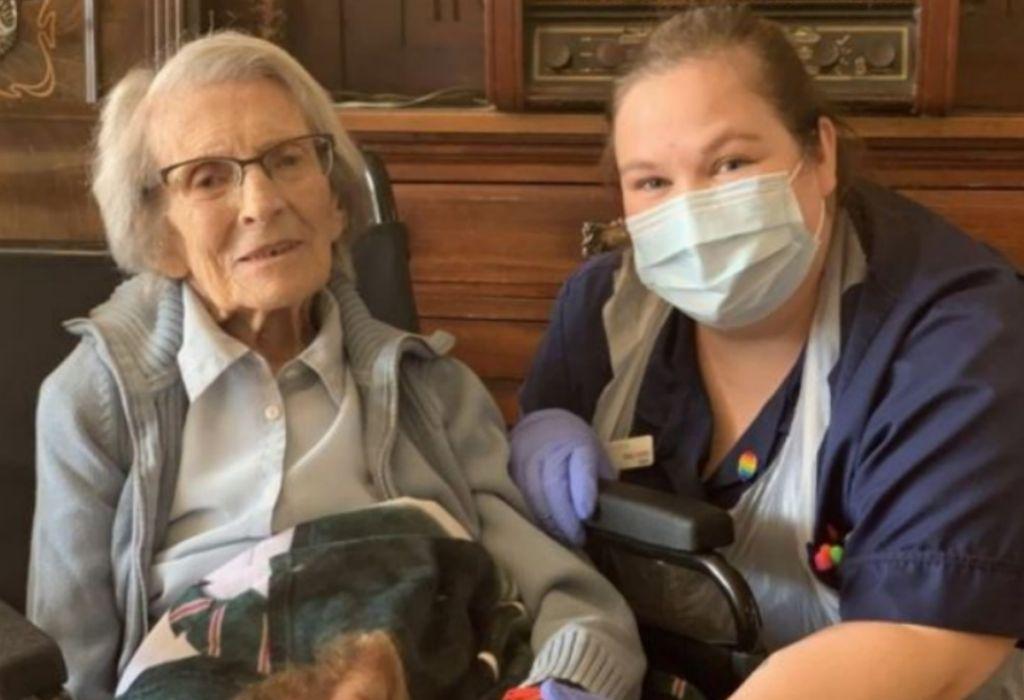 Βρετανία : Η γηραιότερη ασθενής που νίκησε τον κοροναϊό σε ηλικία 106 ετών