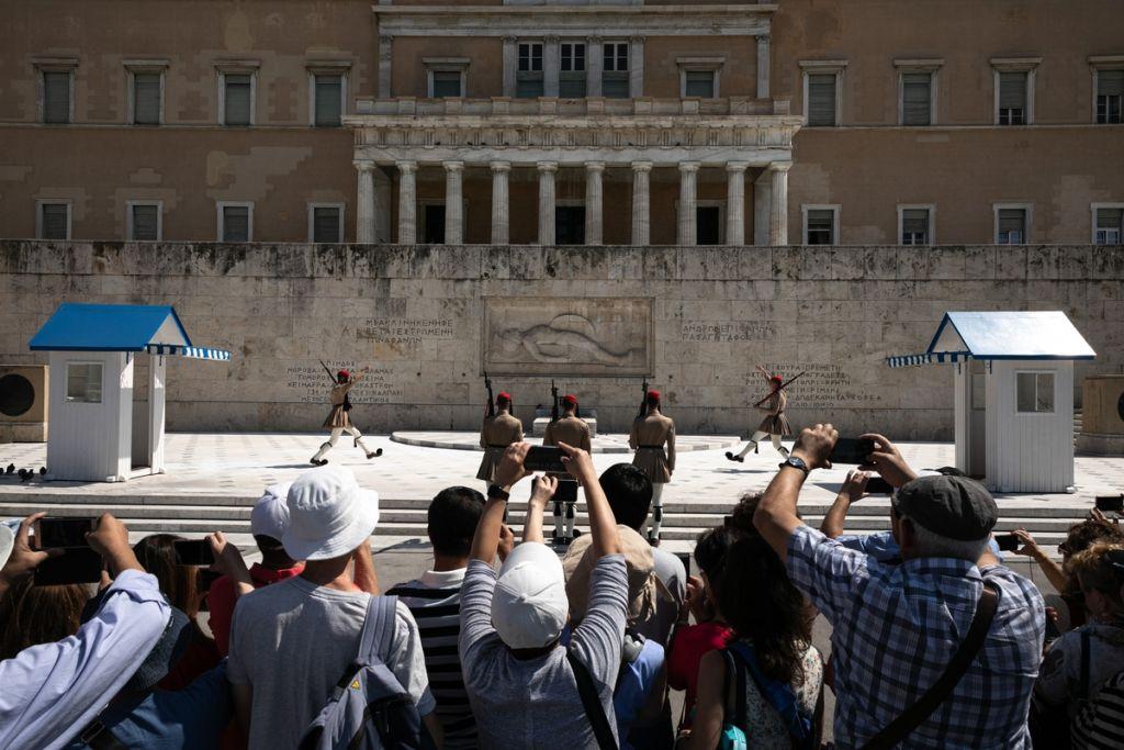 Die Zeit: Η Ελλάδα περιόρισε με επιτυχία την πανδημία και τώρα διεκδικεί τουρίστες